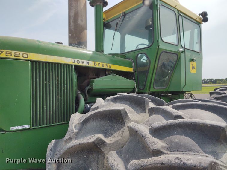image for item BY9355 1973 John Deere 7520  4WD tractor