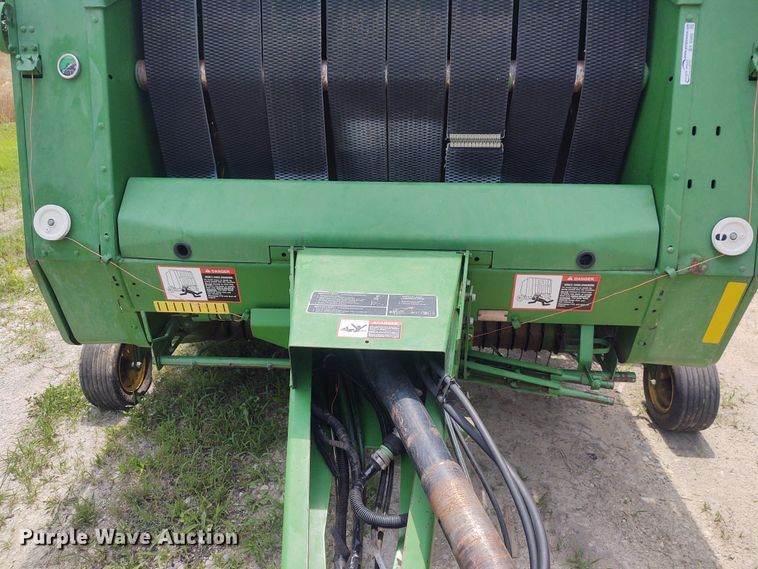 image for item BY9360 1997 John Deere 566  round baler