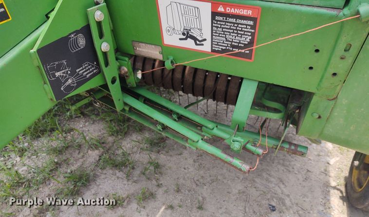 image for item BY9360 1997 John Deere 566  round baler