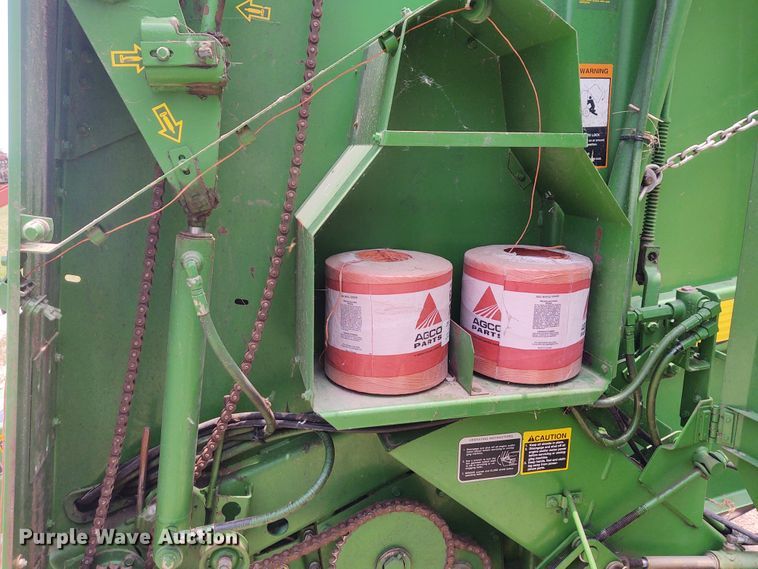 image for item BY9360 1997 John Deere 566  round baler