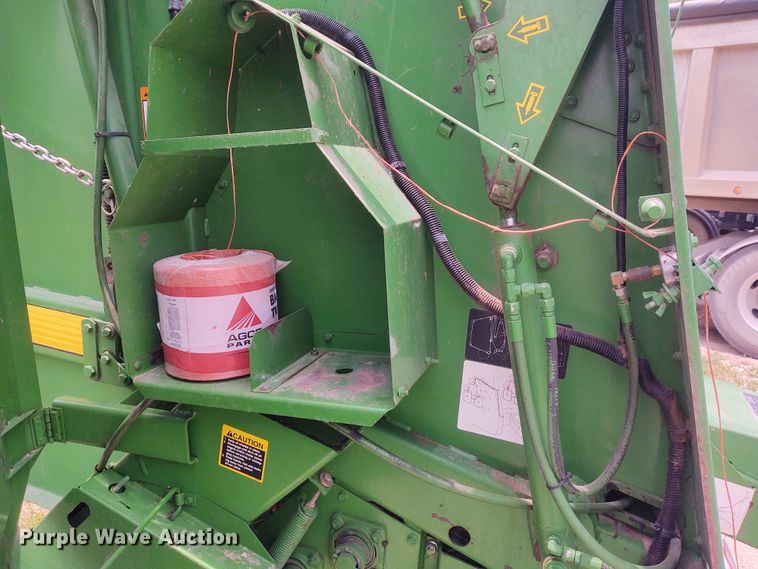 image for item BY9360 1997 John Deere 566  round baler