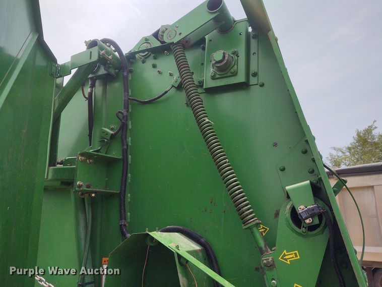 image for item BY9360 1997 John Deere 566  round baler