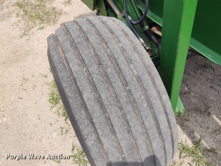image for item BY9360 1997 John Deere 566  round baler