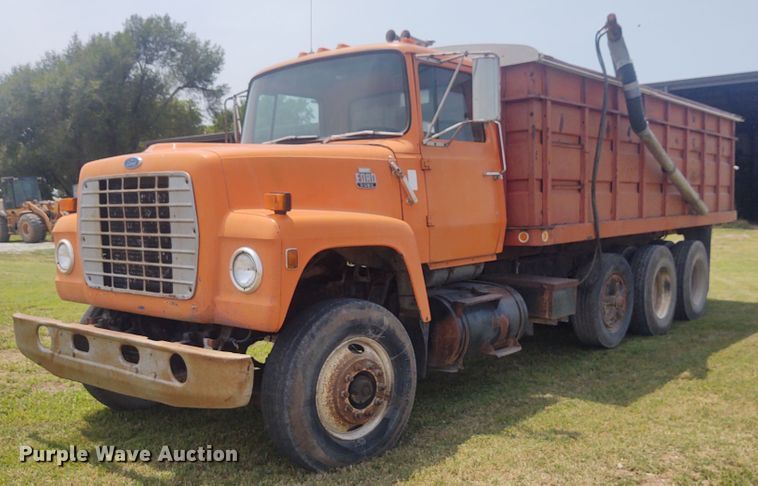 image for item BY9366 1984 Ford LT8000  grain truck