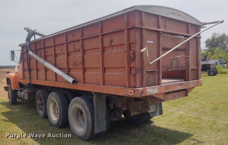 image for item BY9366 1984 Ford LT8000  grain truck