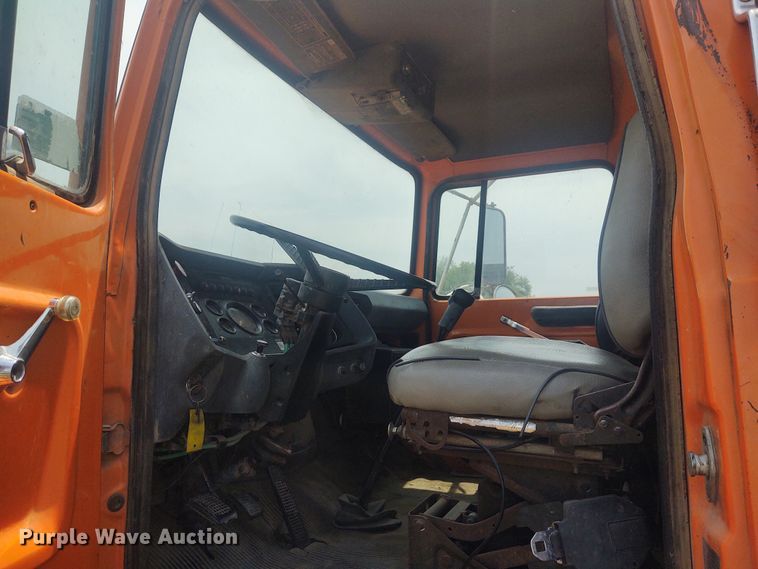 image for item BY9366 1984 Ford LT8000  grain truck