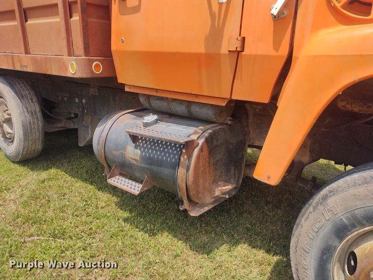 image for item BY9366 1984 Ford LT8000  grain truck