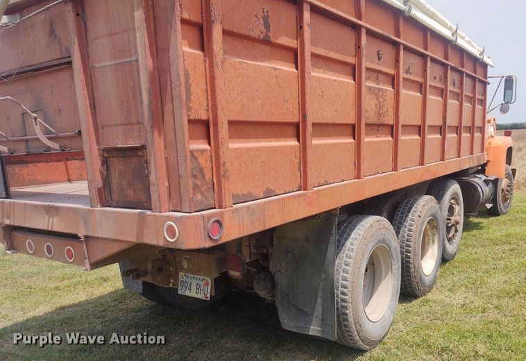 image for item BY9366 1984 Ford LT8000  grain truck