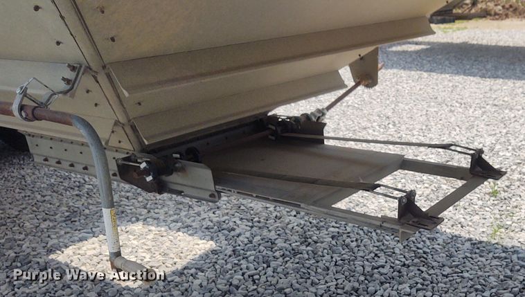 image for item BY9368 2002 Wilson  grain trailer