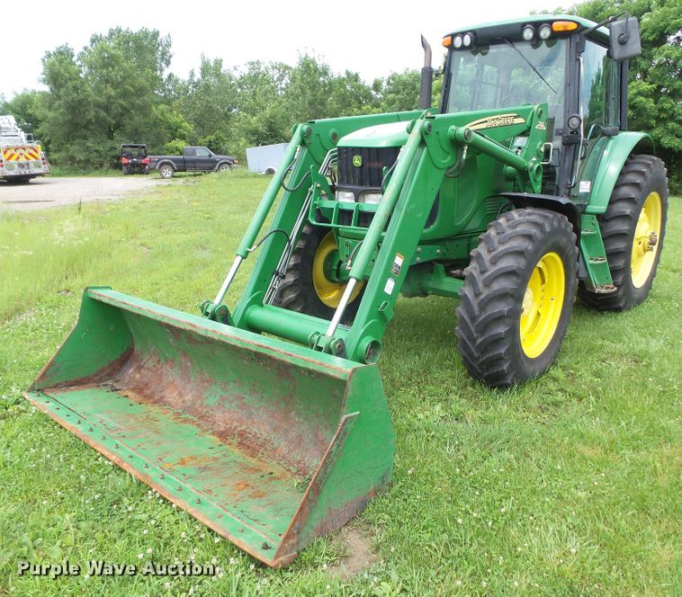 image for item DA7149 2004 John Deere 7220  MFWD tractor