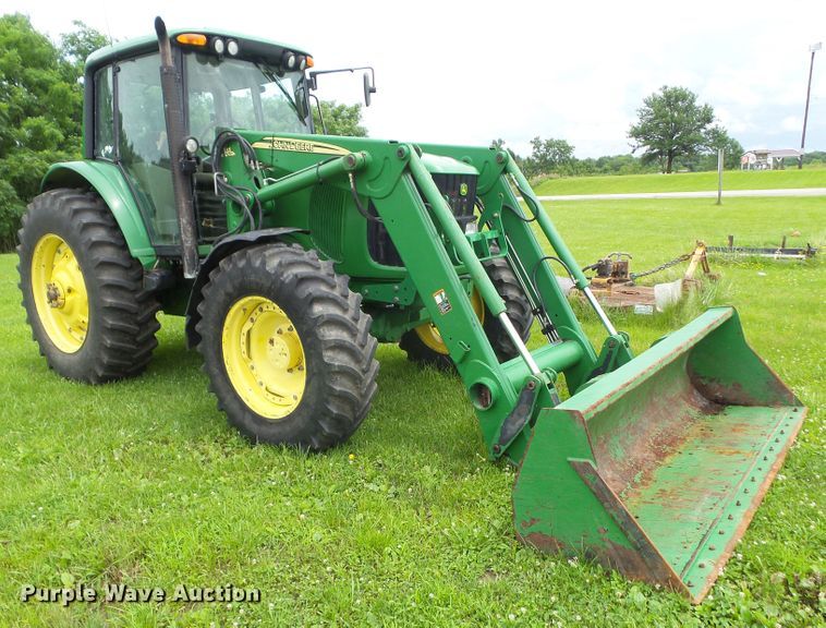 image for item DA7149 2004 John Deere 7220  MFWD tractor
