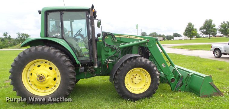 image for item DA7149 2004 John Deere 7220  MFWD tractor