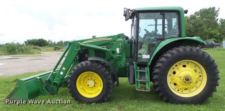 image for item DA7149 2004 John Deere 7220  MFWD tractor