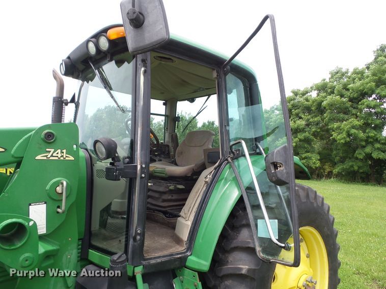 image for item DA7149 2004 John Deere 7220  MFWD tractor