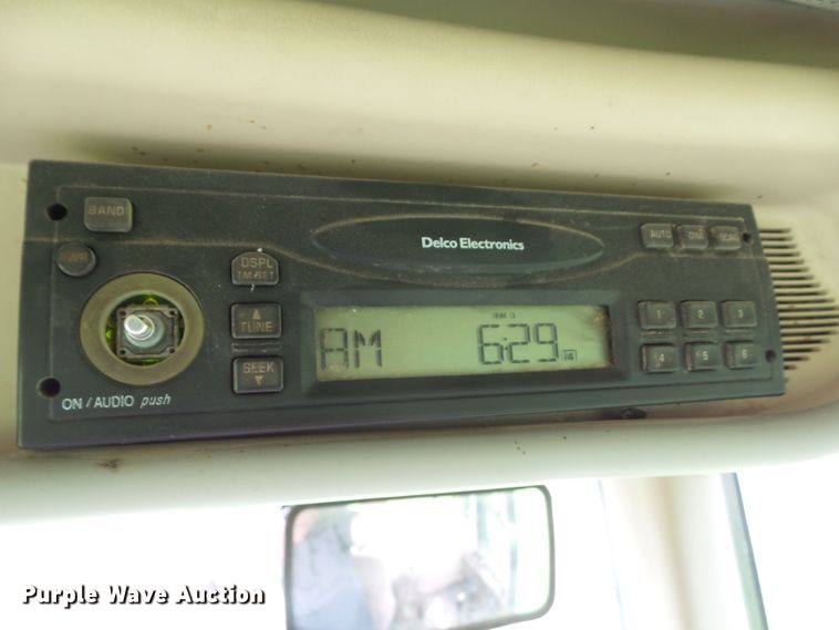 image for item DA7149 2004 John Deere 7220  MFWD tractor