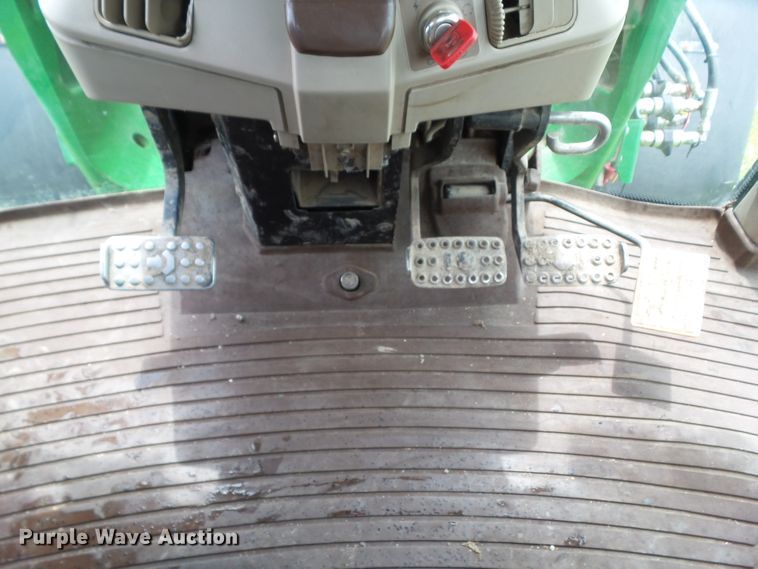 image for item DA7149 2004 John Deere 7220  MFWD tractor