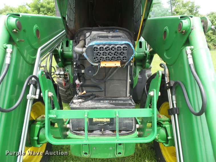 image for item DA7149 2004 John Deere 7220  MFWD tractor