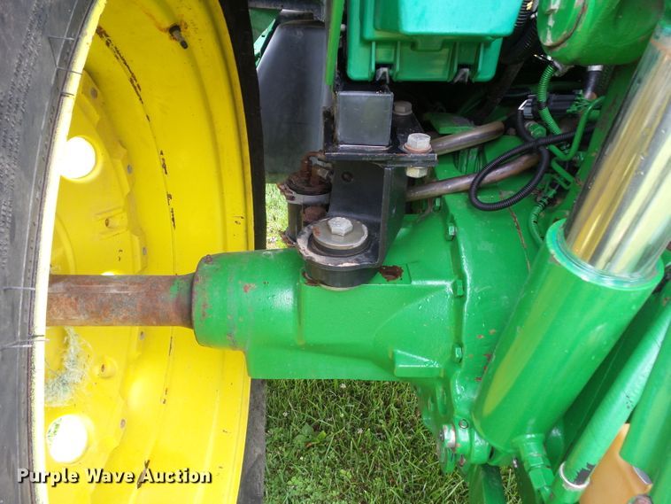image for item DA7149 2004 John Deere 7220  MFWD tractor