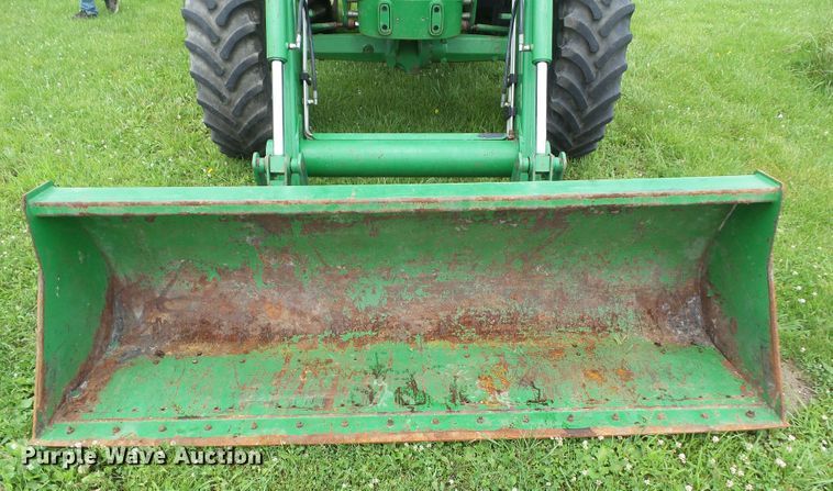 image for item DA7149 2004 John Deere 7220  MFWD tractor