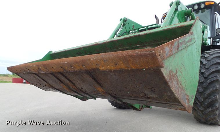 image for item DA7149 2004 John Deere 7220  MFWD tractor