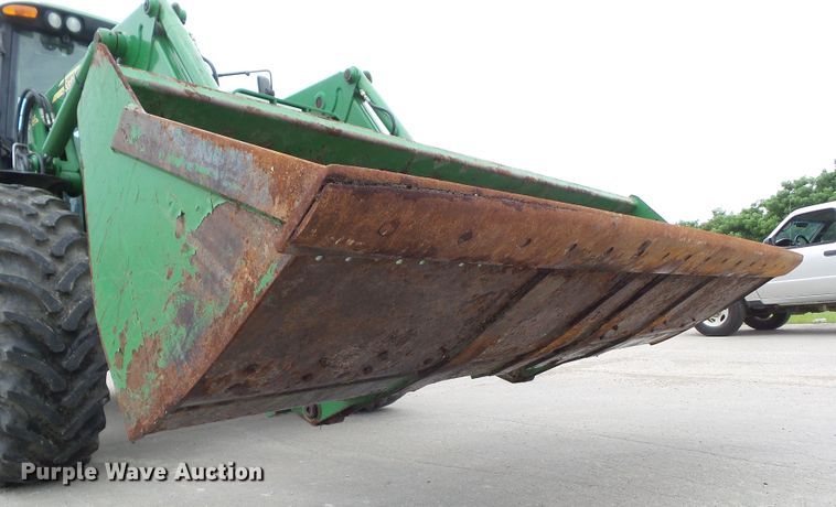 image for item DA7149 2004 John Deere 7220  MFWD tractor