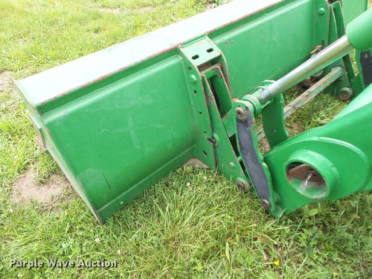 image for item DA7149 2004 John Deere 7220  MFWD tractor