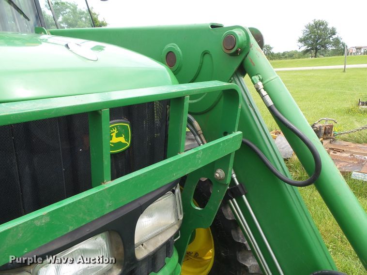image for item DA7149 2004 John Deere 7220  MFWD tractor
