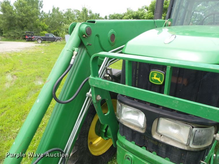 image for item DA7149 2004 John Deere 7220  MFWD tractor