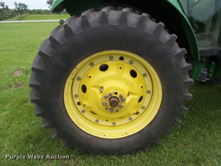 image for item DA7149 2004 John Deere 7220  MFWD tractor