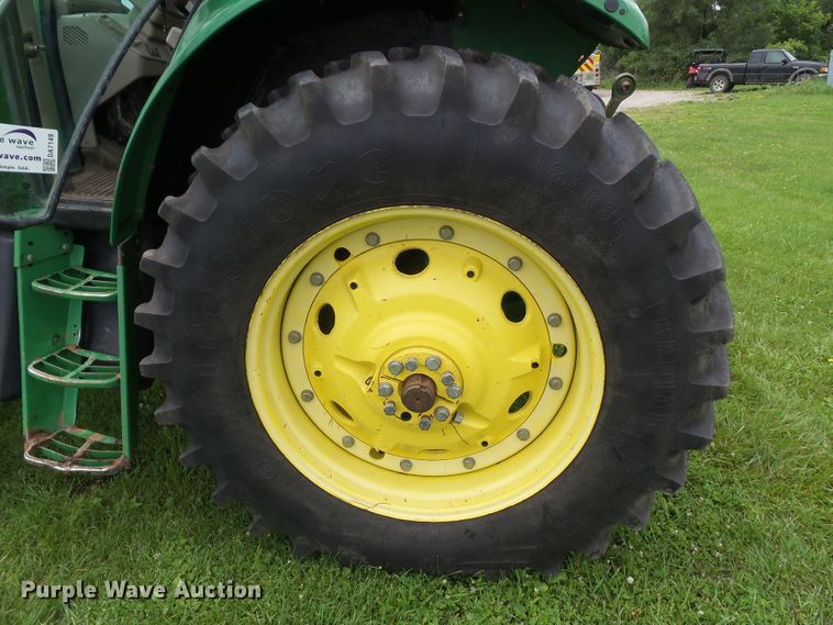 image for item DA7149 2004 John Deere 7220  MFWD tractor