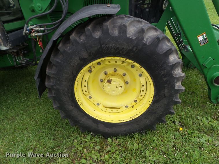 image for item DA7149 2004 John Deere 7220  MFWD tractor