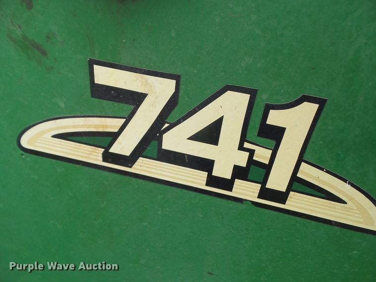 image for item DA7149 2004 John Deere 7220  MFWD tractor