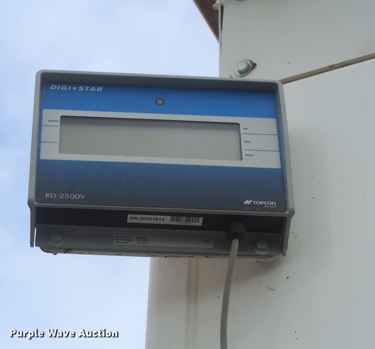 image for item DJ1931 2017 Peterbilt 337  feed mixer truck