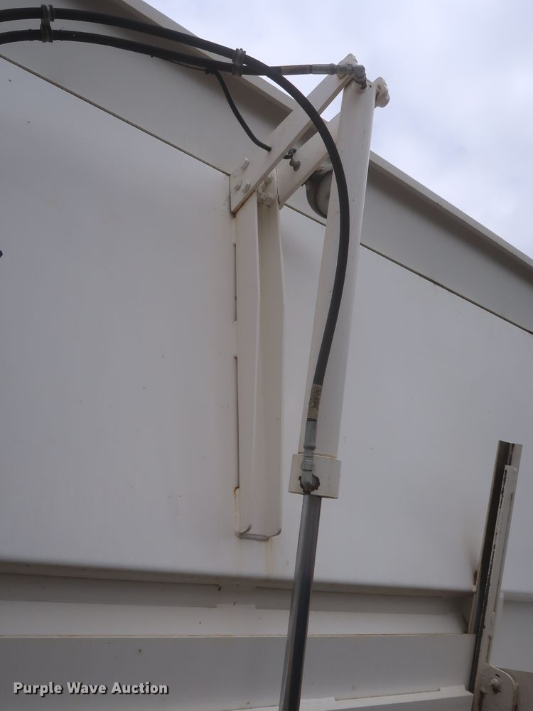 image for item DJ1931 2017 Peterbilt 337  feed mixer truck