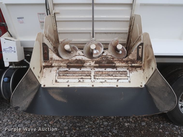 image for item DJ1931 2017 Peterbilt 337  feed mixer truck