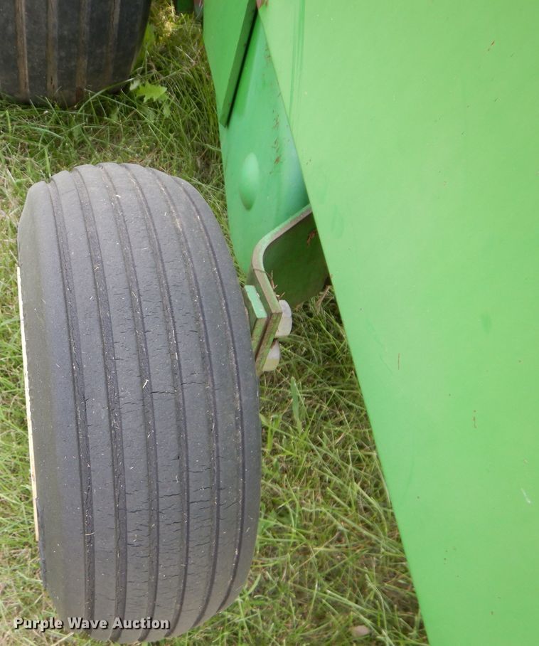 image for item DM4327 1994 John Deere 535  round baler