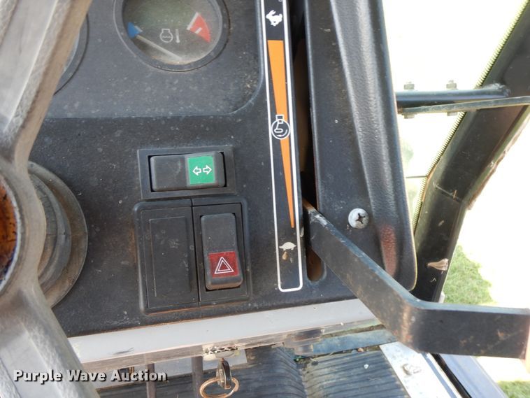 image for item HP9643 2004 Massey Ferguson 481  MFWD tractor