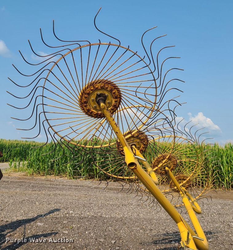 image for item IC9863 Vermeer WR20  hay rake