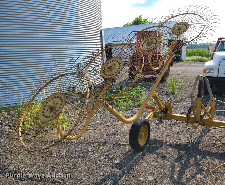 image for item IC9863 Vermeer WR20  hay rake
