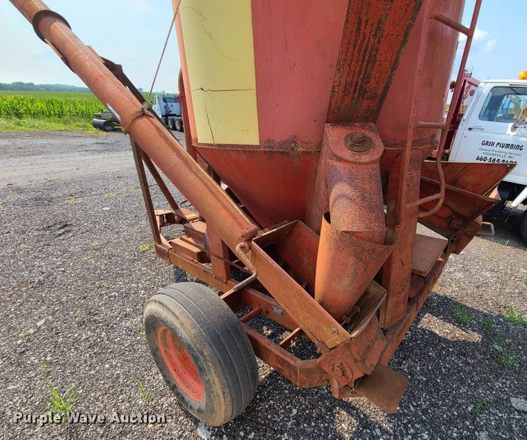 image for item IC9864 Farm Hand  Feedmaster F81-C feed mixer