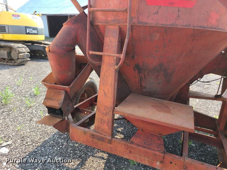 image for item IC9864 Farm Hand  Feedmaster F81-C feed mixer