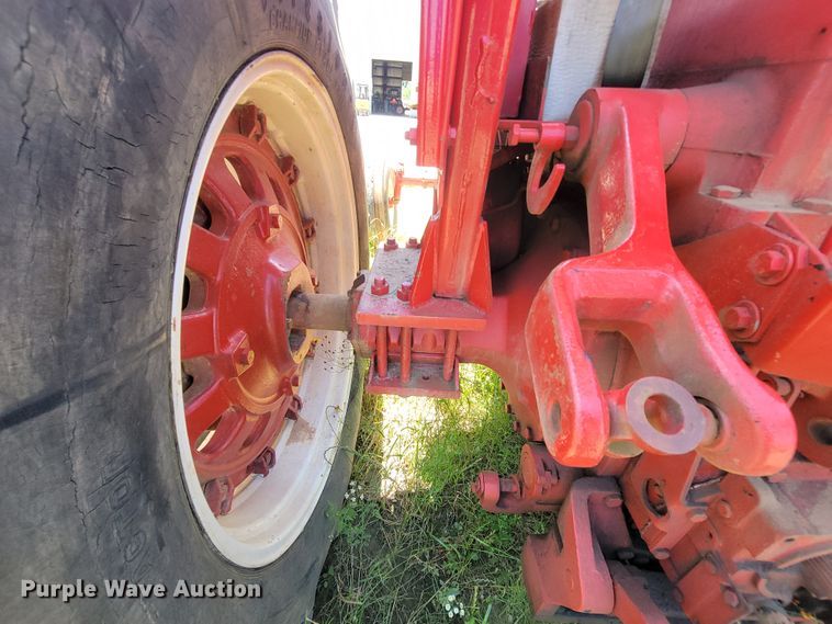 image for item IF9859 1972 International 1466  tractor