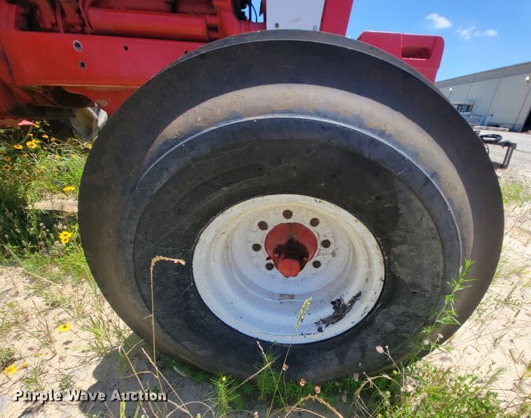 image for item IF9859 1972 International 1466  tractor