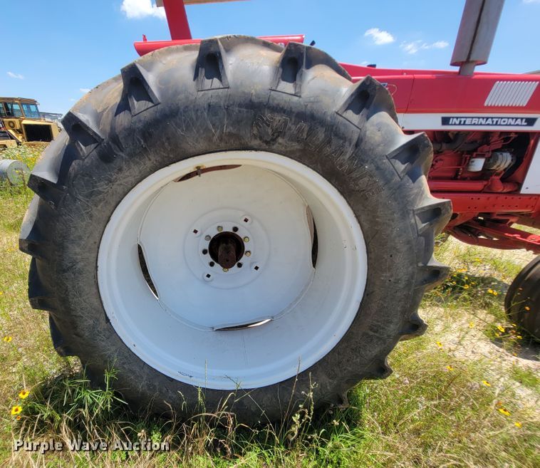 image for item IF9859 1972 International 1466  tractor