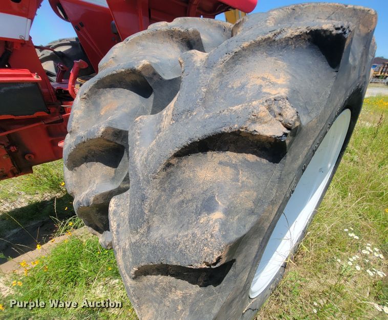 image for item IF9859 1972 International 1466  tractor