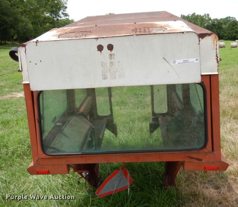 image for item II9625 International Harvester 1066 tractor cab