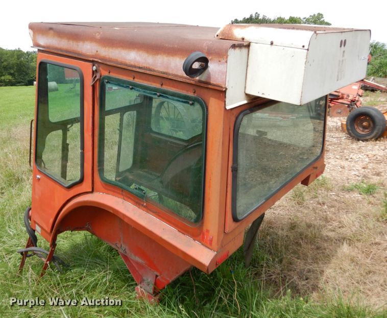 image for item II9625 International Harvester 1066 tractor cab