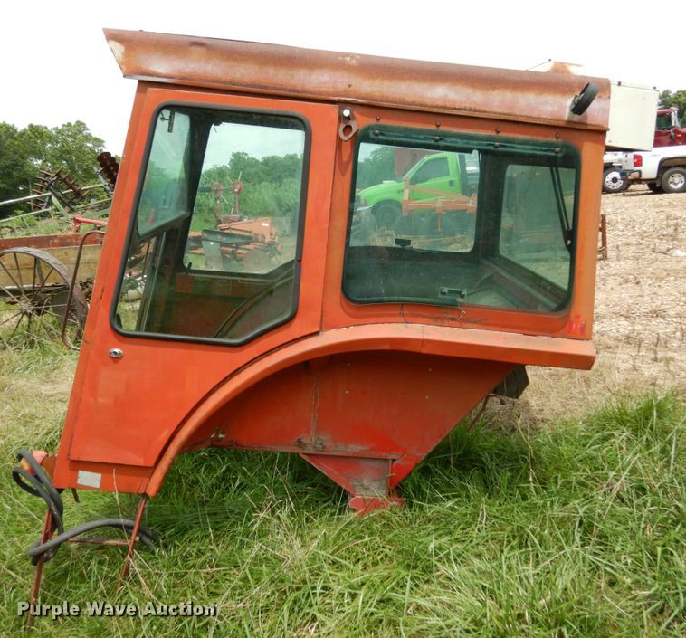 image for item II9625 International Harvester 1066 tractor cab
