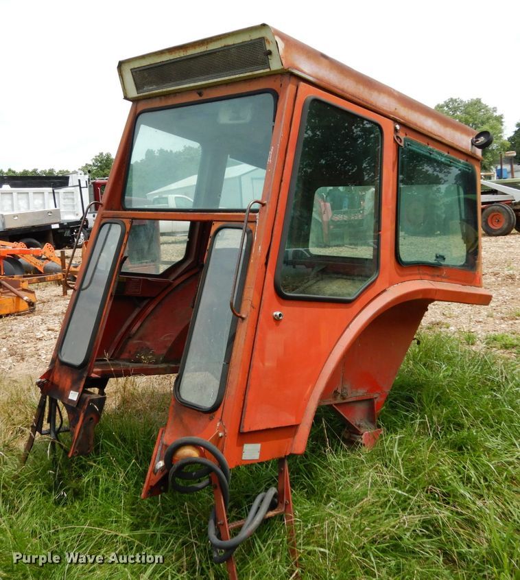 image for item II9625 International Harvester 1066 tractor cab