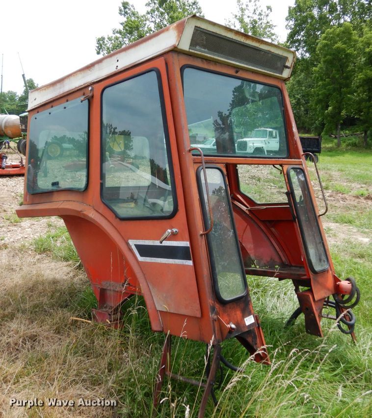 image for item II9625 International Harvester 1066 tractor cab